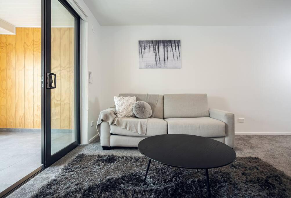 Stellar Central City Apartment - Hagley Park ไครสต์เชิร์ช ภายนอก รูปภาพ